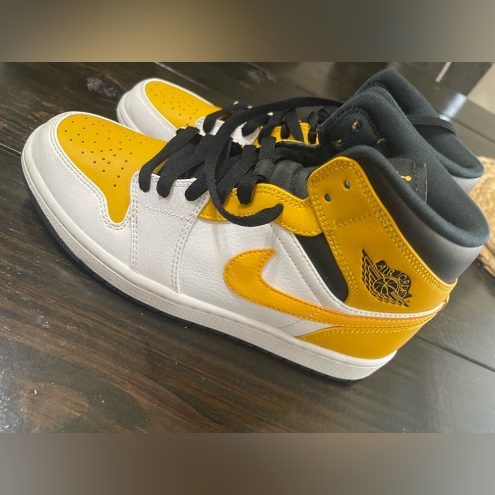 Air Jordan 1 Mid EUC
